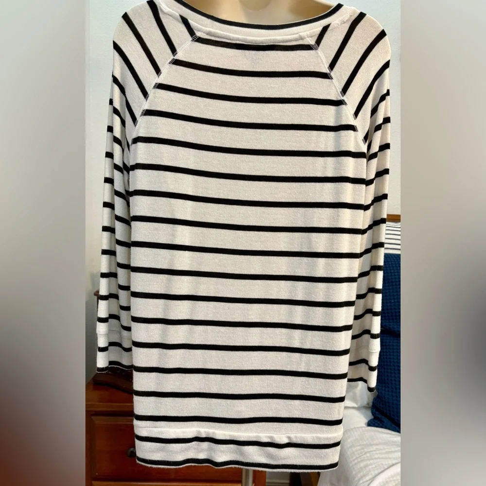L-Sweater - Picture 2 of 4